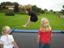 Camilla på trampolinen sammen med sine veninder