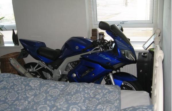 SV650 i soveværelset